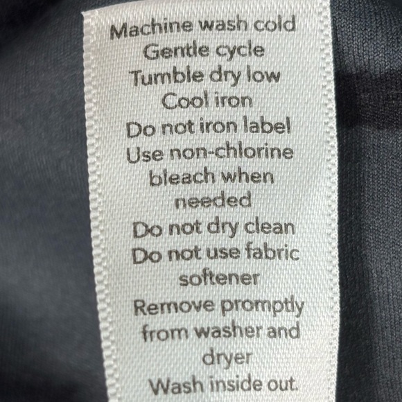 Athleta Saluation Stash Pocket II 7/8 Tight Zebra Print Capri Leggings | Size MT - Picture 10 of 10